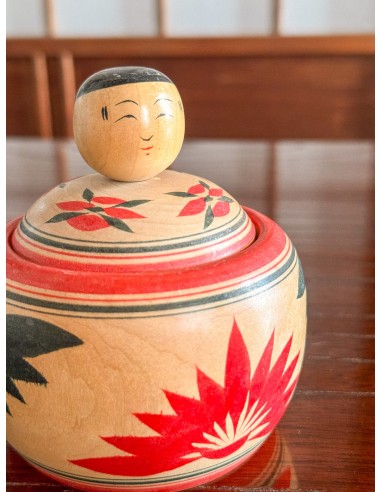 Kokeshi Traditionnelle Ejiko de style Naruko | Boite aux motifs floraux À commander