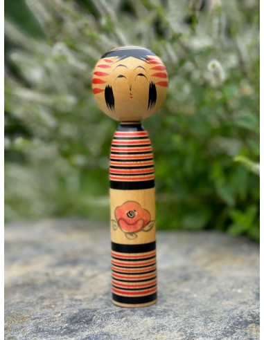 Kokeshi traditionnelle de style tsuchiyu | Fleur de pivoine En savoir plus