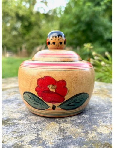 Kokeshi Traditionnelle Ejiko  de Izu Mamoru | Boite avec fleur de camélia Venez découvrir notre 