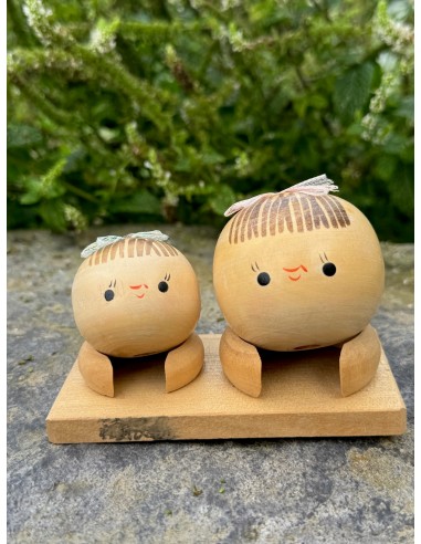 Couple de Poupées Kokeshi sur Socle | Petits noeuds acheter en ligne