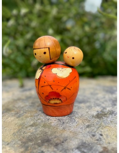 Kokeshi Créative Contemporaine de Toyo Sekiguchi | Kokeshi Baby-sitter Fleur cerisier en linge